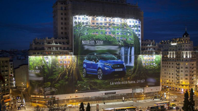 Cartel propagandístico colgado en el edificio Plaza España