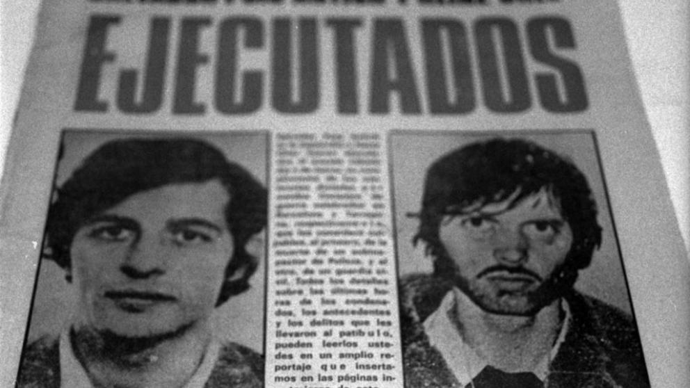 Portada del diario de sucesos "El Caso", informando de la ejecución de Puig Antich (izq) y Welzel (dcha)