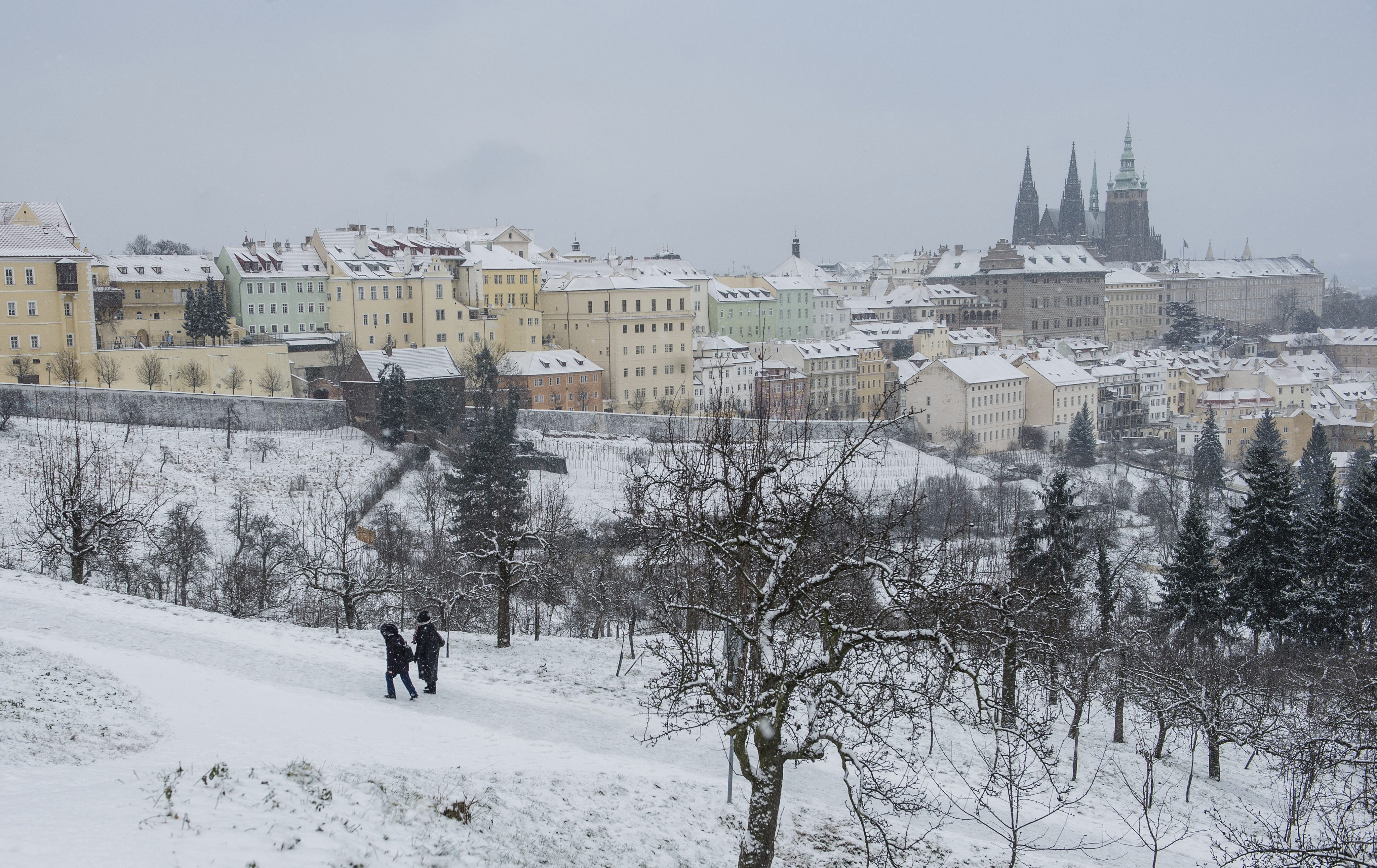 Vista del paisaje nevado de la colina Petrin con el castillo de Praga (República Checa) al fondo. 