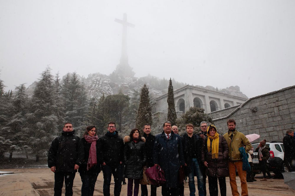 Miguel Urbán junto a otros eurodiputados visitando el Valle de los Caídos