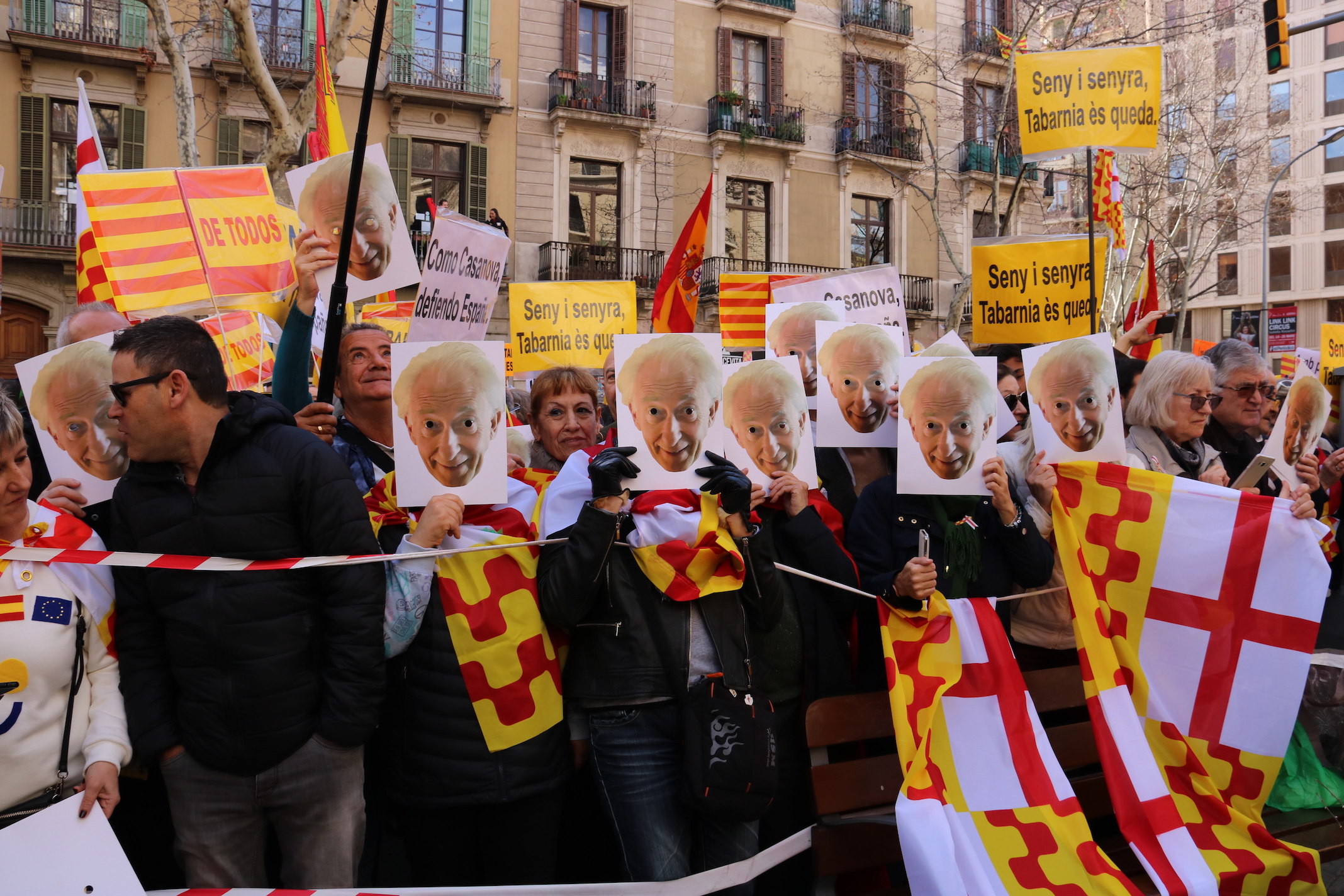 Numerosos manifestantes se han cubierto con una careta de Albert Boadella.