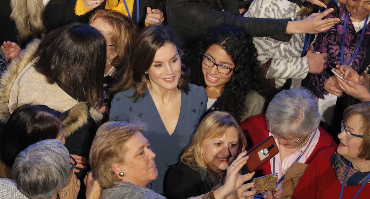 La reina Letizia (c) se fotografía con mujeres del ámbito rural participantes en la presentación del proyecto Digitalizadas. 