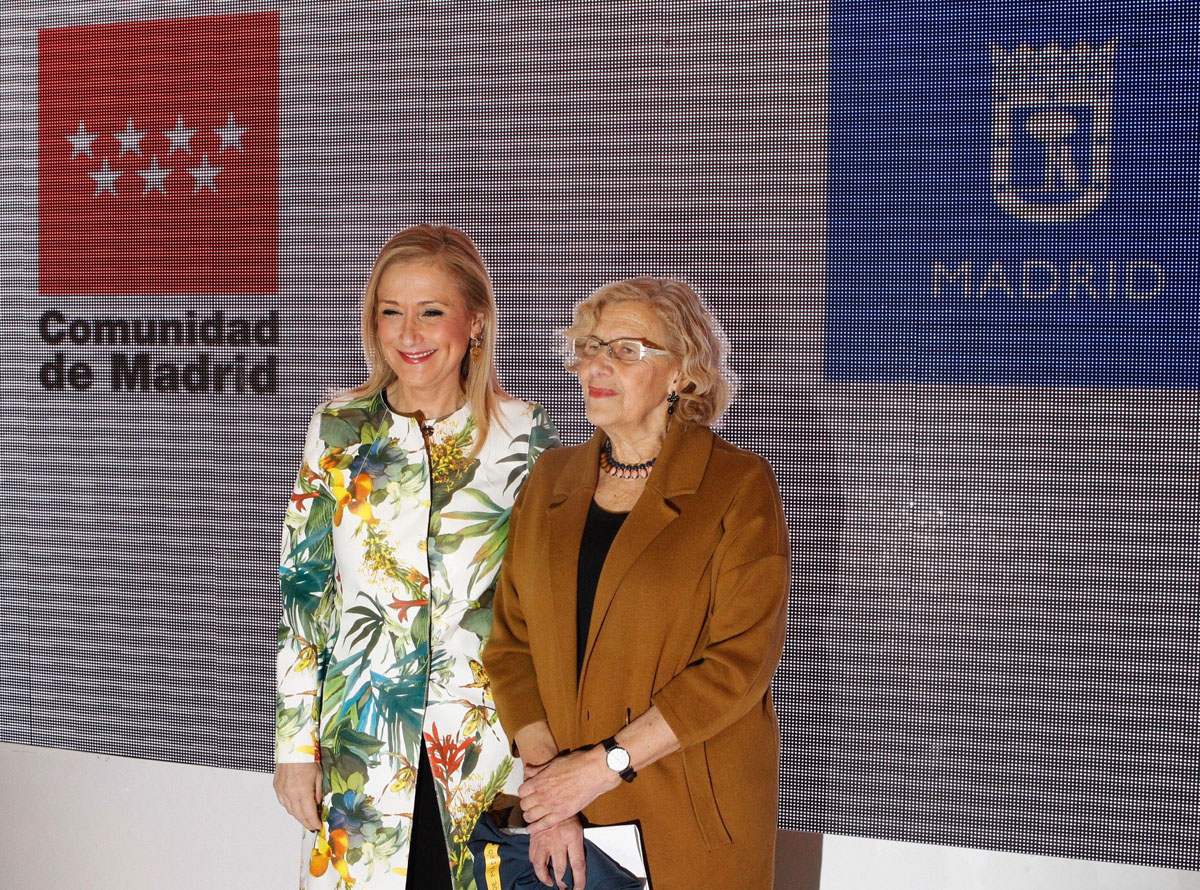 La presidenta de la Comunidad de Madrid, Cristina Cifuentes, acompañada de la alcaldesa de la ciudad, Manuela Carmen