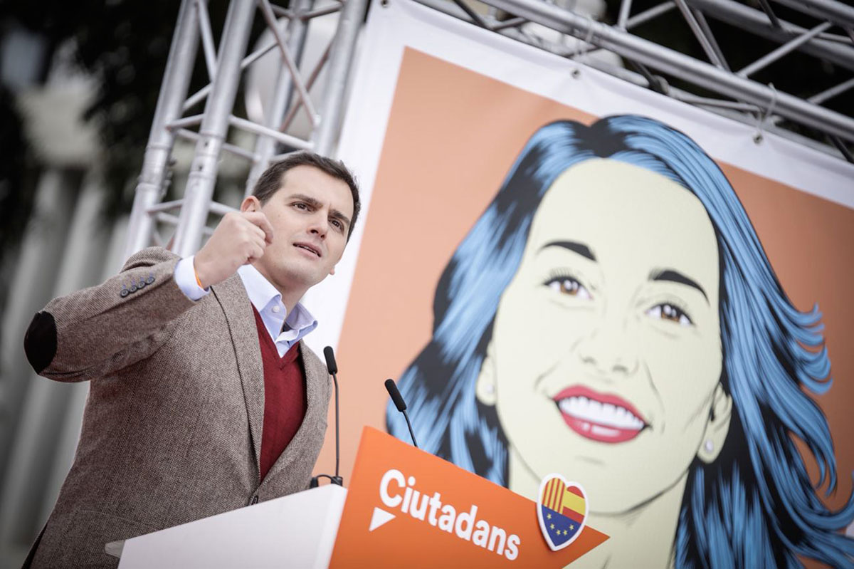 Albert Rivera junto a  un cartel de una caricatura de Inés Arrimadas