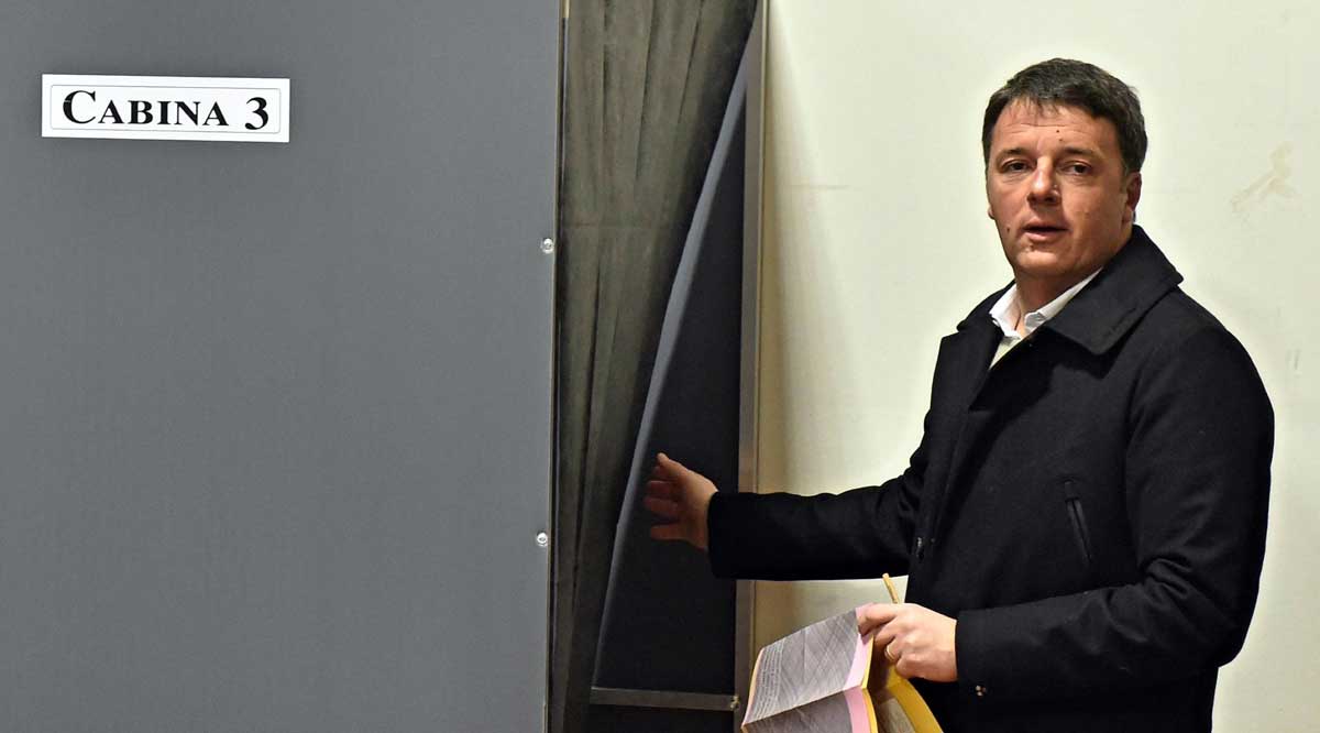 El ex primer ministro de Italia, Matteo Renzi, vota en las elecciones de ayer. 