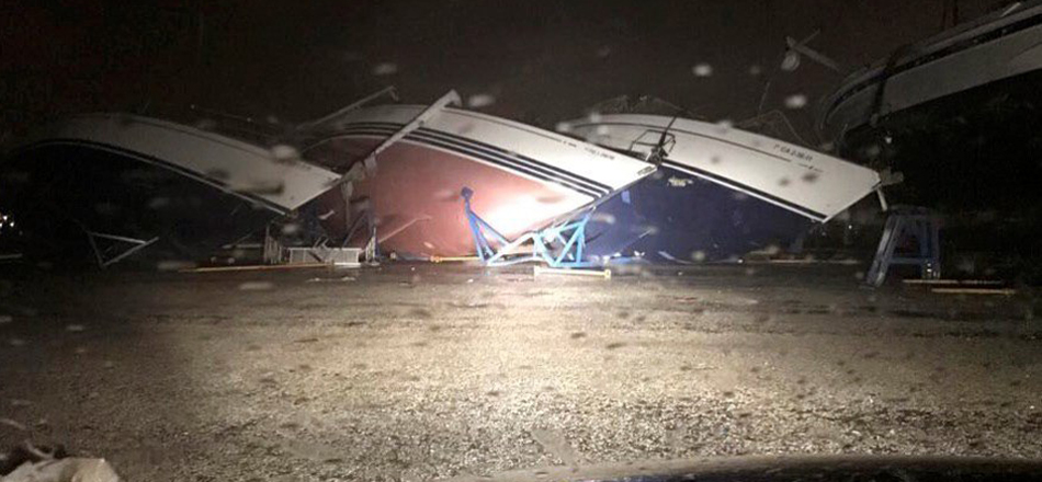 Fotografía facilitada por el ayuntamiento del Puerto de Santa María de los destrozos causados por un tornado hoy en el puerto deportivo de Puerto Sherry, ubicado en El Puerto de Santa María (Cádiz)