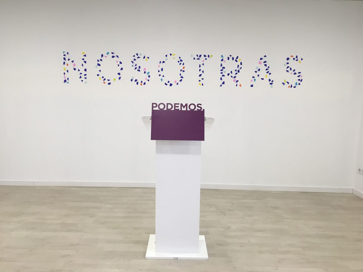 Fondo de la sala de prensa de Podemos