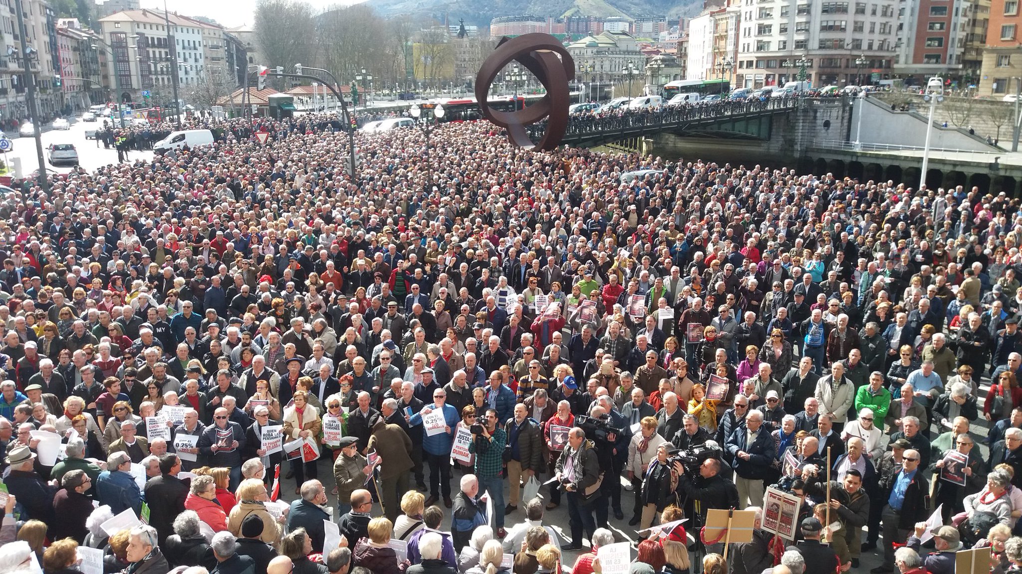 Multitudinaria protesta de pensionistas en Bilbao