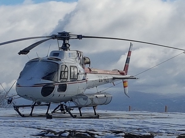 Imagen cedida a elplural.com de un helicóptero para la lucha contra el fuego de la concesionaria de la Xunta de Galicia aparcado irregularmente en una base pública