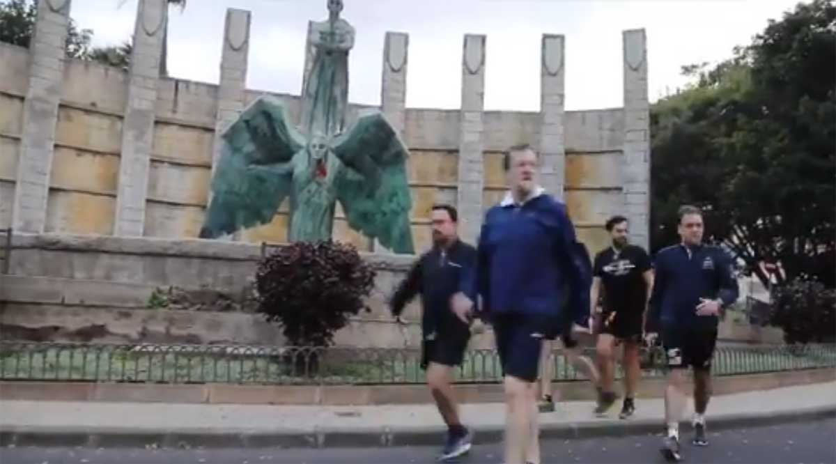 Mariano Rajoy corre delante del monumento a Franco en Tenerife.