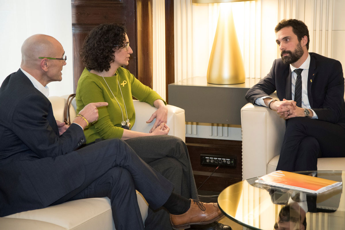 El presidente del Parlament, Roger Torrent (d) junto a Marta Rovira (c) y Raül Romeva (i) de ERC