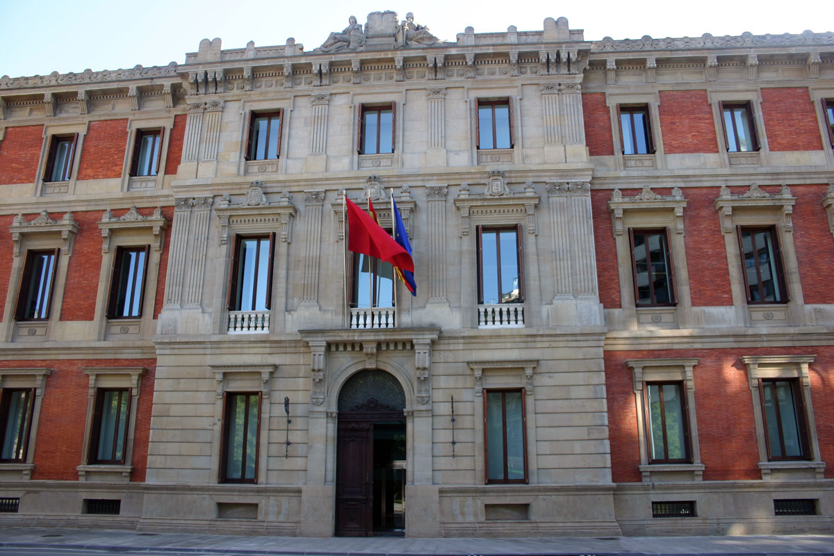 Fachada del Parlamento de Navarra