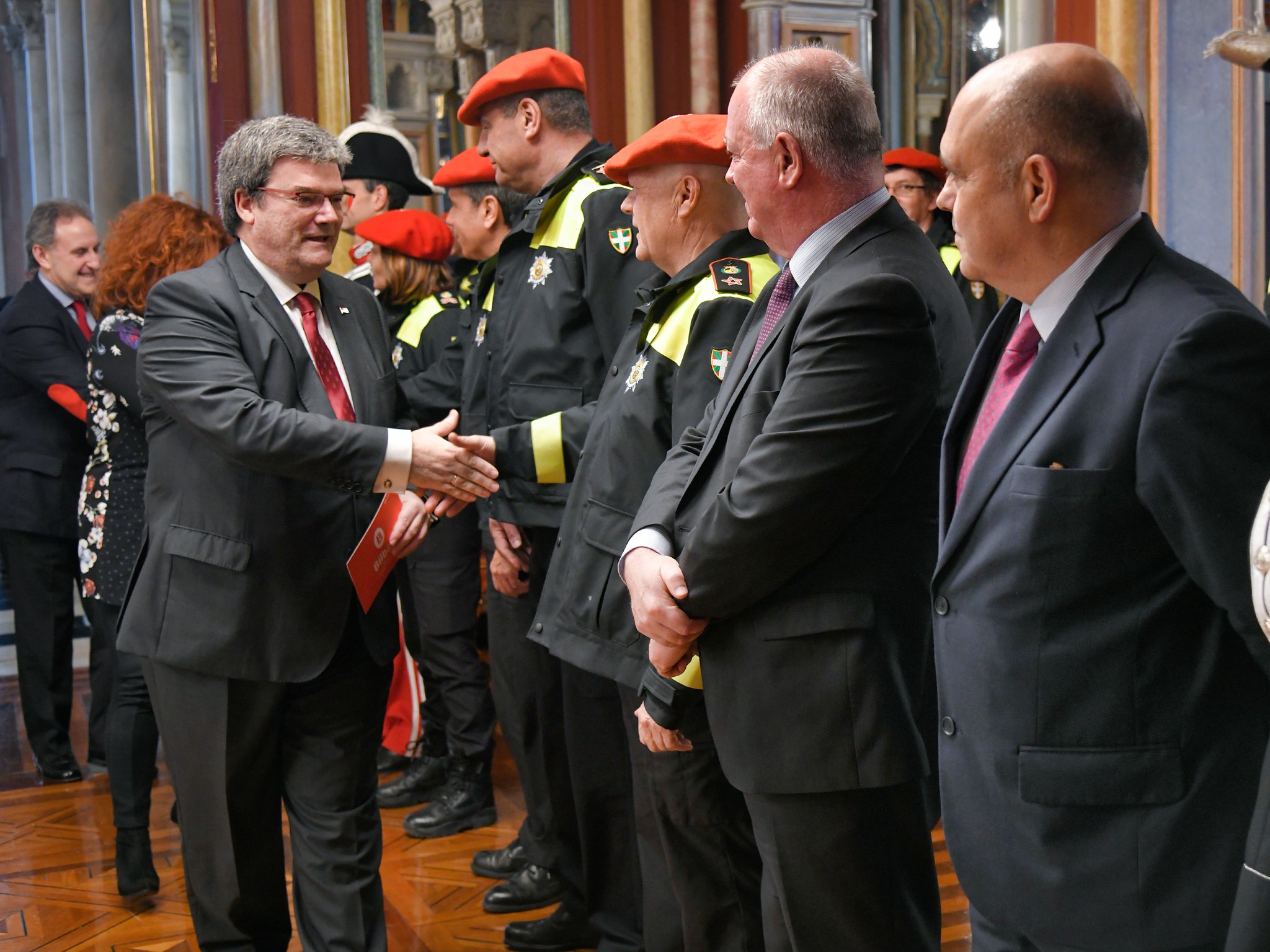 El alcalde de Bilbao, Juan Mari Aburto, saludando a los mandos de la Policía Municipal en una imagen de su cuenta de Twitter