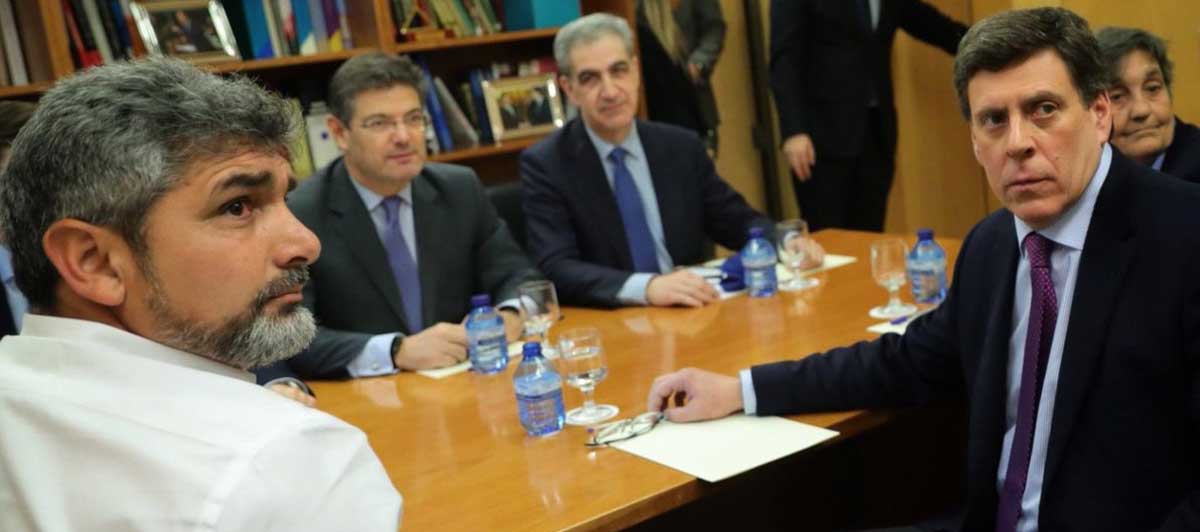 Los padres de Diana Quer y Mariluz Cortés, en una reunión con Rafael Catalá y Rafael Hernando.