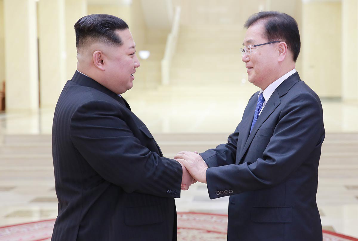 Kim Jong-un (i) saludando al jefe de la Oficina de Seguridad Nacional de Corea del Sur Chung Eui-yong (d) en la casa de huéspedes Kobangsan en Pyongyang (Corea del Norte)
