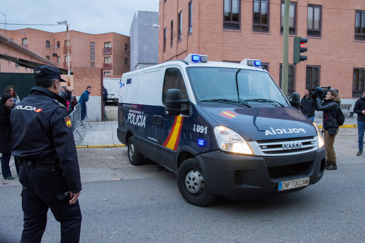 Furgón policial que trasladó a los tres jugadores de la Arandina Club de Fútbol a prisión