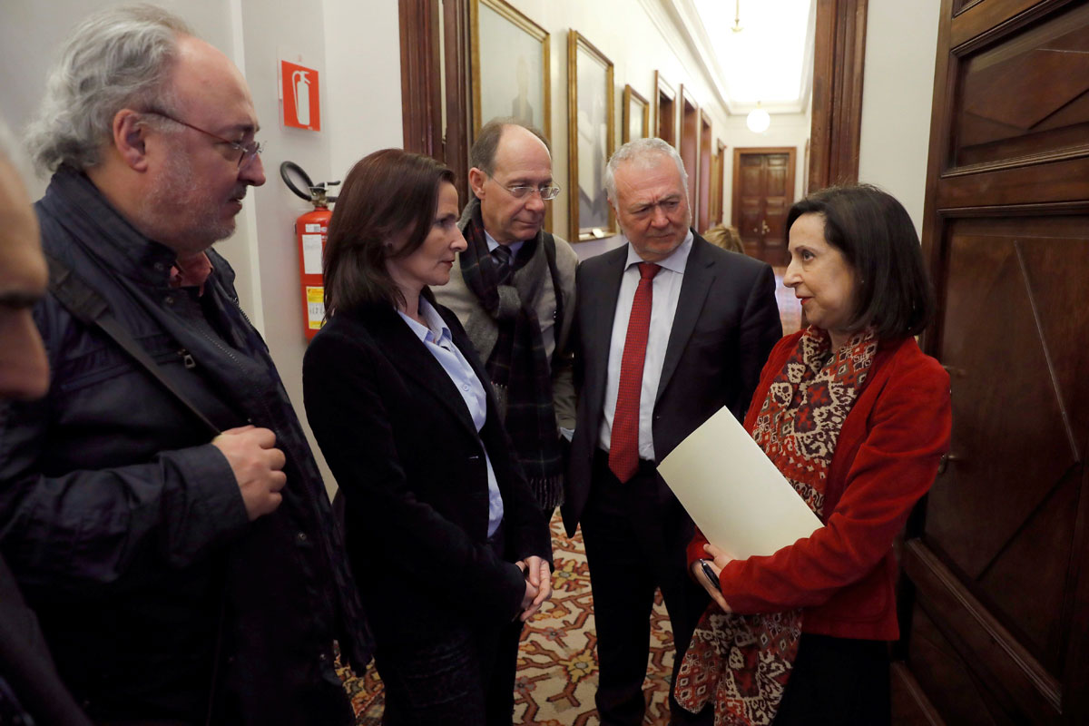 La portavoz del Grupo Socialista, Margarita Robles,d., conversa con Maria Luz Martínez,c., secretaria ejecutiva de Educación y Universidades del PSOE