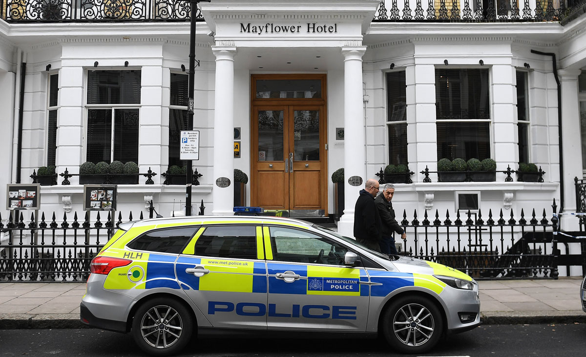 Un vehículo policial permanece estacionado a la entrada del hotel Mayflower de Londres, Reino Unido
