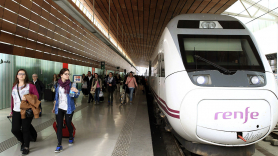 Tren de Adif Alta Velocidad en una parada