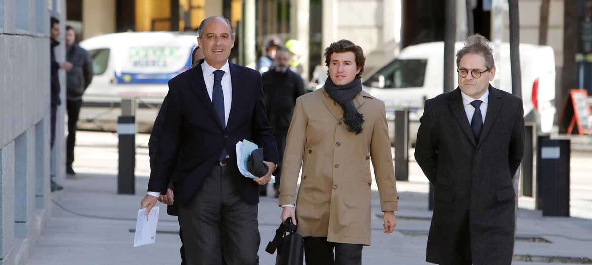 El expresidente de la Generalitat valenciana Francisco Camps (i), a su llegada para comparecer como testigo en el juicio de Gürtel. 