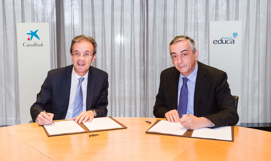 El presidente de CaixaBank, Jordi Gual, y el director general de Funcas, Carlos Ocaña