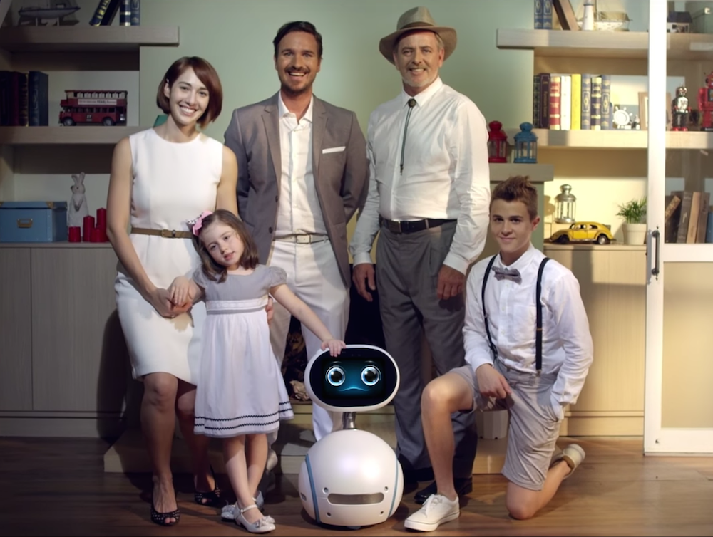 Familia con un robot doméstico