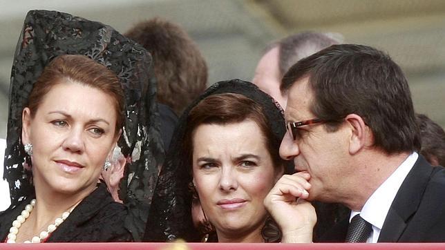 María Dolores de Cospedal y Soraya Sáenz de Santamaría, luciendo mantilla en el Vaticano.