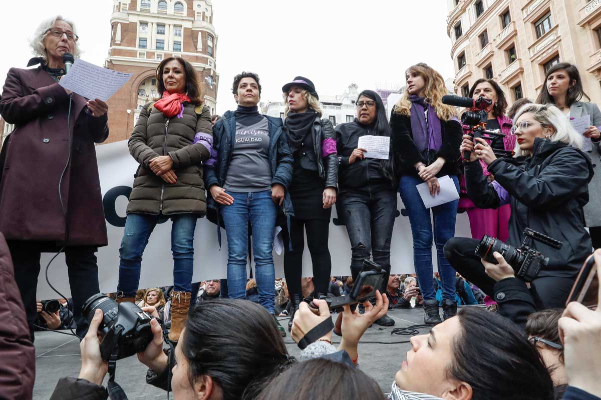 Lectura del manifiesto contra el machismo en el periodismo que han firmado miles de informadoras españolas hoy con motivo del Día Internacional de la Mujer en Madrid. EFE