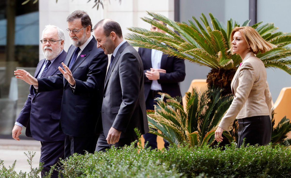 El presidente del Gobierno, Mariano Rajoy, el líder del grupo parlamentario PPE en el Parlamento Europeo, Manfred Weber (3i), Miguel Arias Cañete (i), y María Dolores de Cospedal