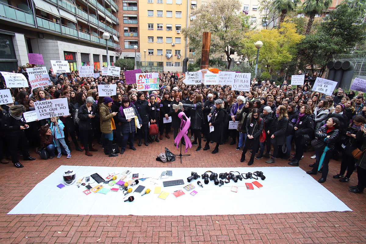 Periodistas en los Jardines Montserrat Roig de Barcelona con motivo de la huelga del 8 de marzo