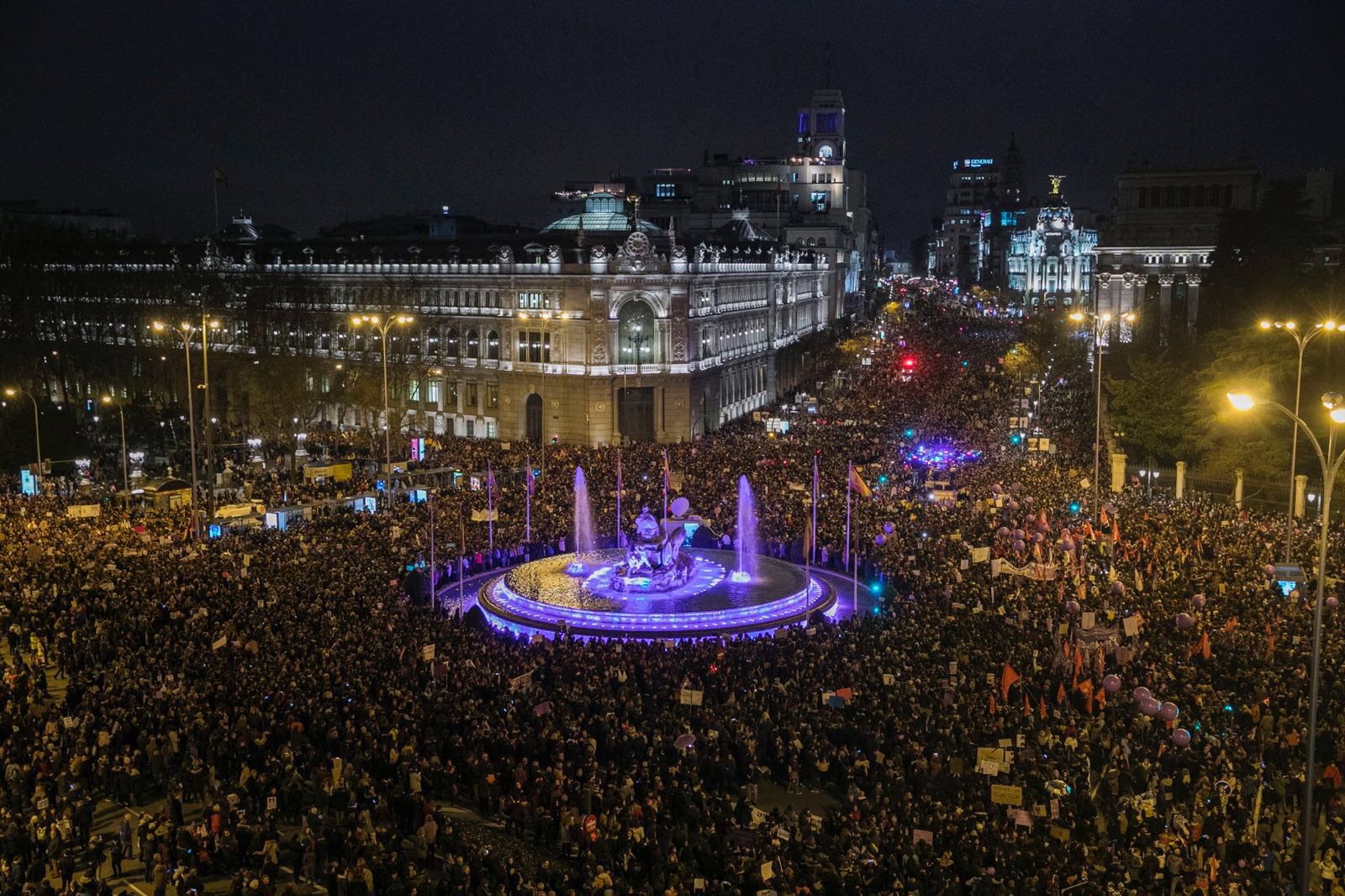 La plaza de Cibeles desbordada por la manifestación feminista de Madrid