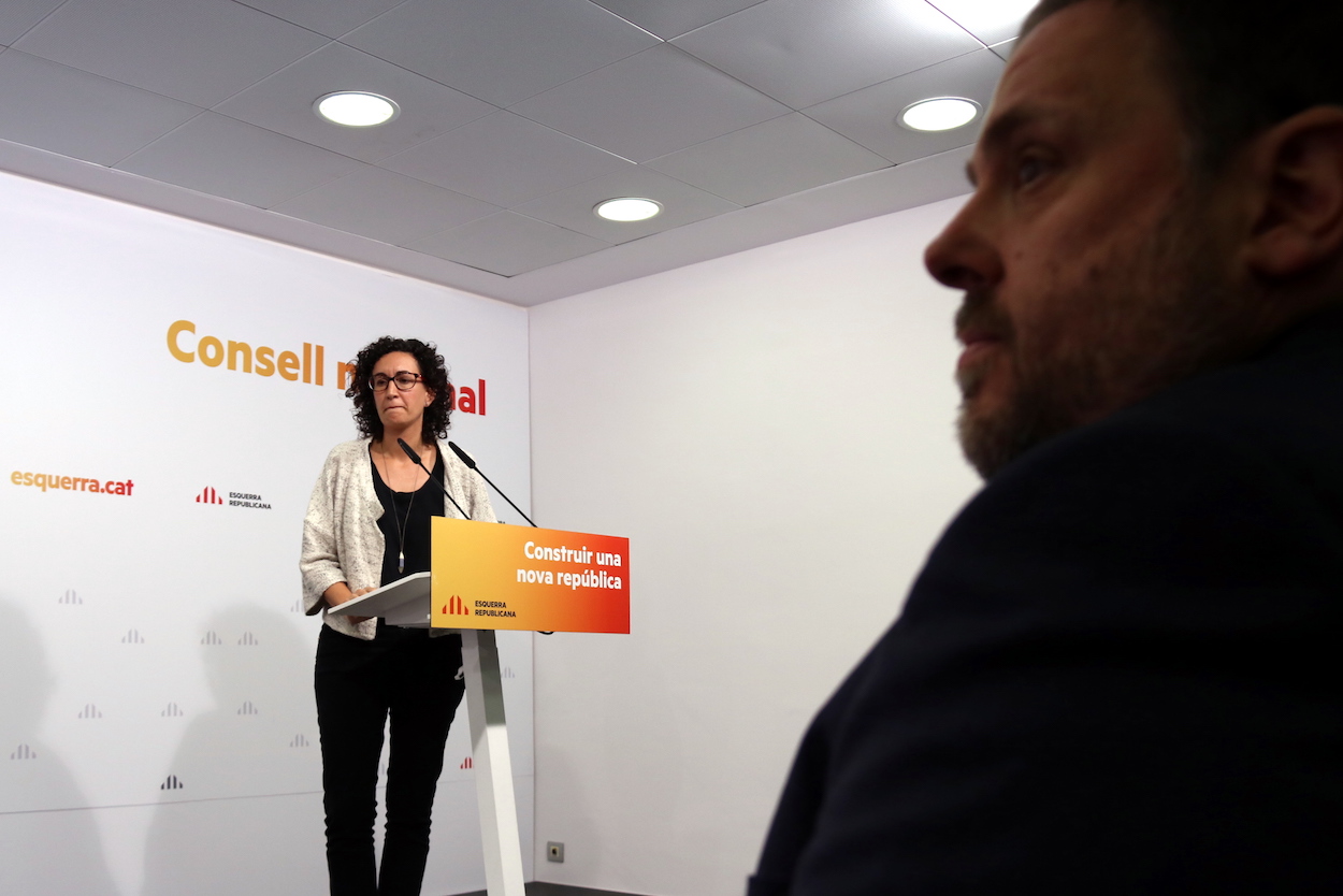 Oriol Junqueras (primer plano) escucha Marta Rovira en una imagen de archivo.