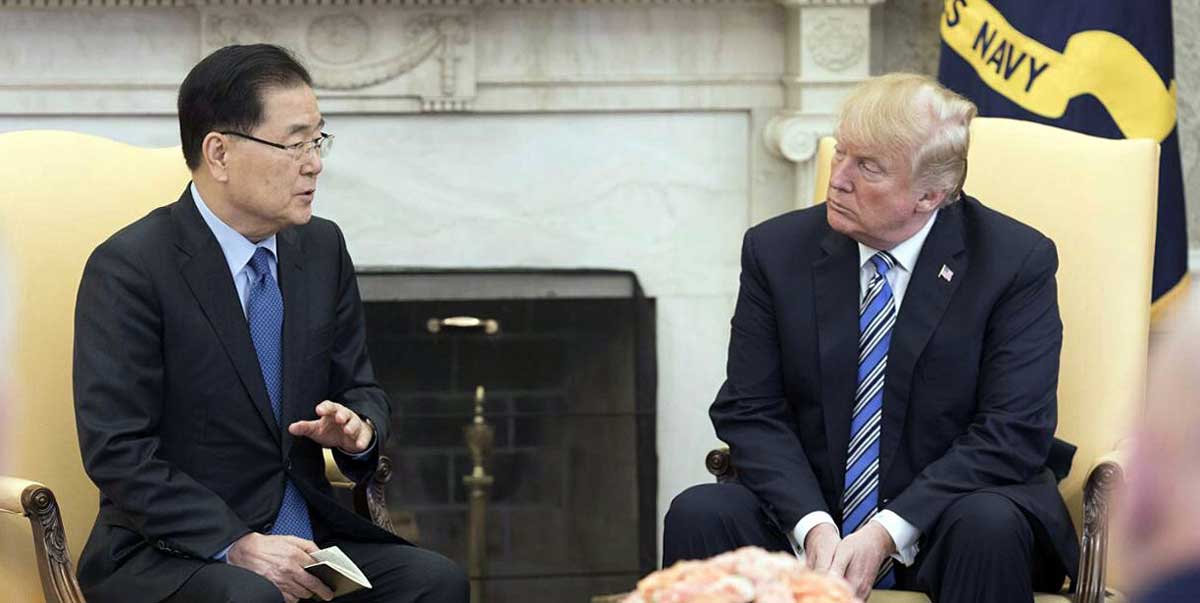 Fotografía cedida la oficina presidencial Cheong Wa Dae, muestra al consejero de seguridad nacional de Corea del Sur, Chung Eui-yong (i), quien se reúne con el presidente estadounidense Donald J. Trump (d) en la Casa Blanca. 