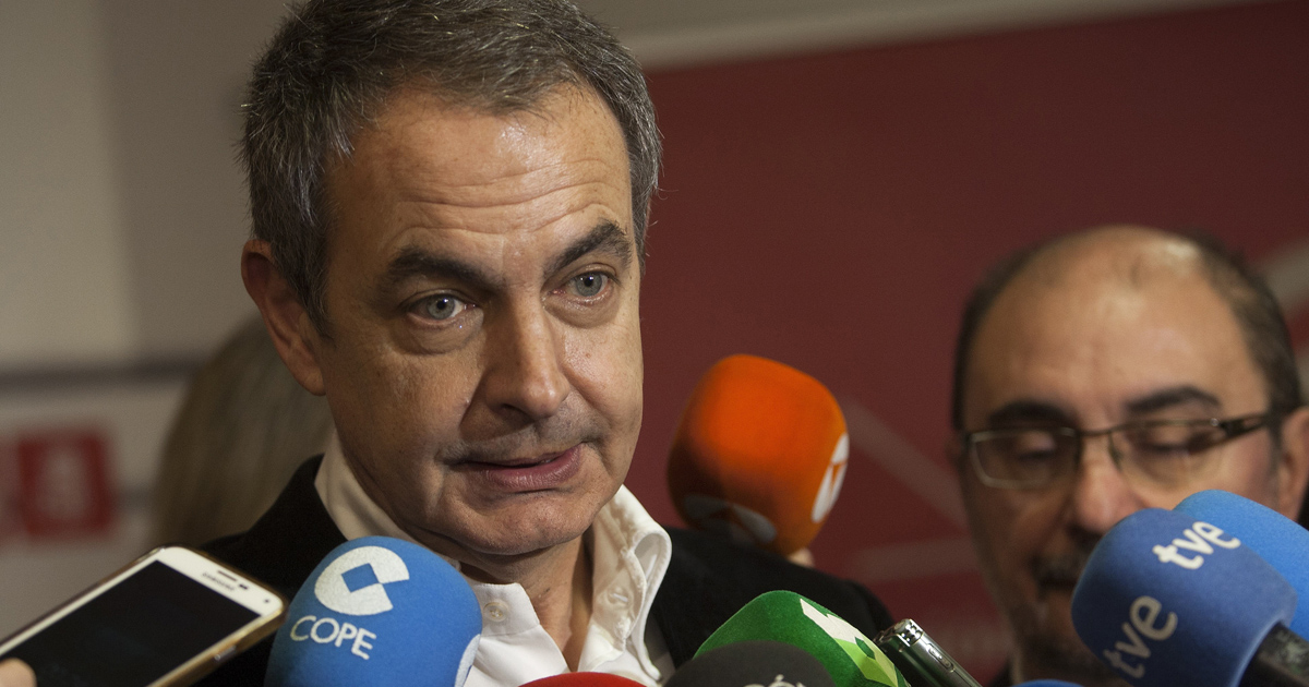 El ex presidente del Gobierno José Luis Rodríguez Zapatero, hace declaraciones a los medios. 