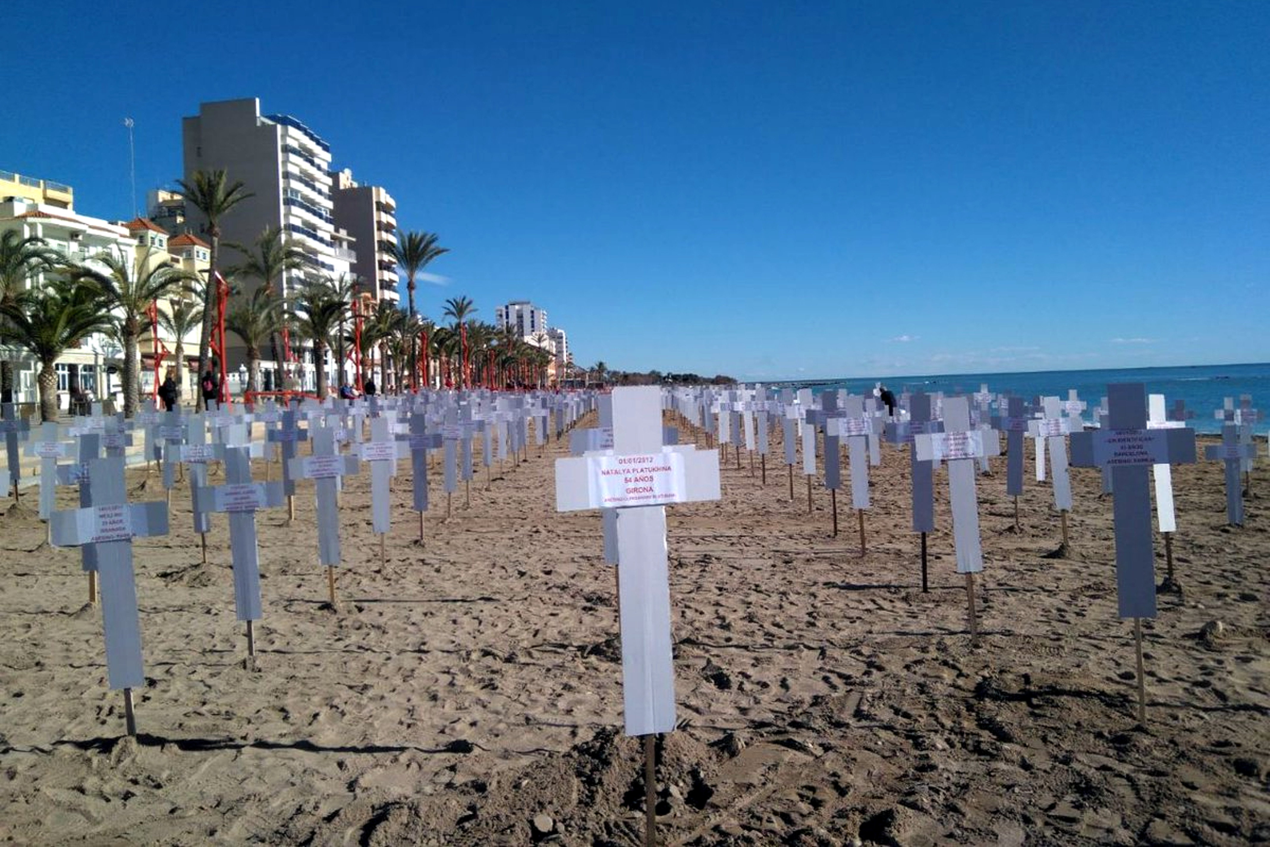 Las 739 cruces en Vinarós en recuerdo de las fallecidas por la Violencia de Género.