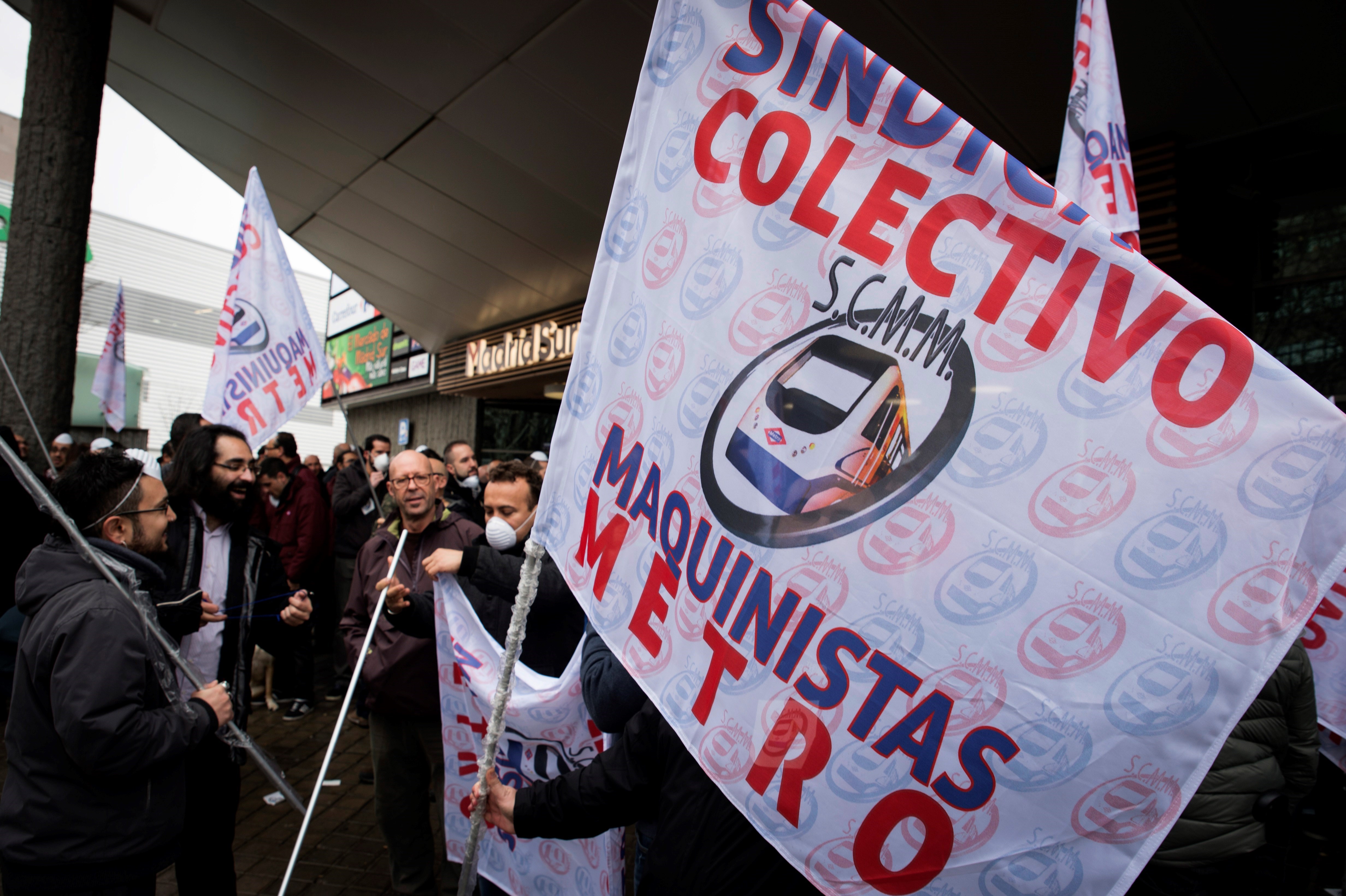Trabajadores de Metro de Madrid en la primera de las tres jornadas de paros convocados por el Sindicato del Colectivo de Maquinistas para denunciar "la mala gestión" en el caso del amianto