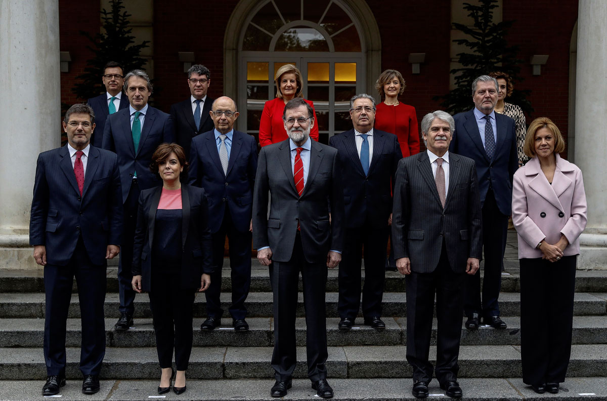 El jefe del ejecutivo, Mariano Rajoy, durante la foto oficial de su nuevo Ejecutivo tras la incorporación de Román Escolano (i,arriba) como ministro de Economía, Industria y Competitividad en sustitución de Luis de Guindos