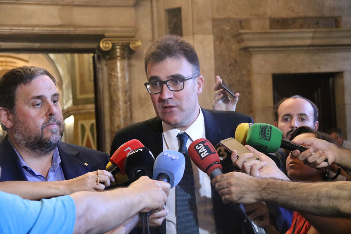El exsecretario de Hacienda catalán, Lluís Salvadó, junto a Oriol Junqueras, atendiendo a los medios