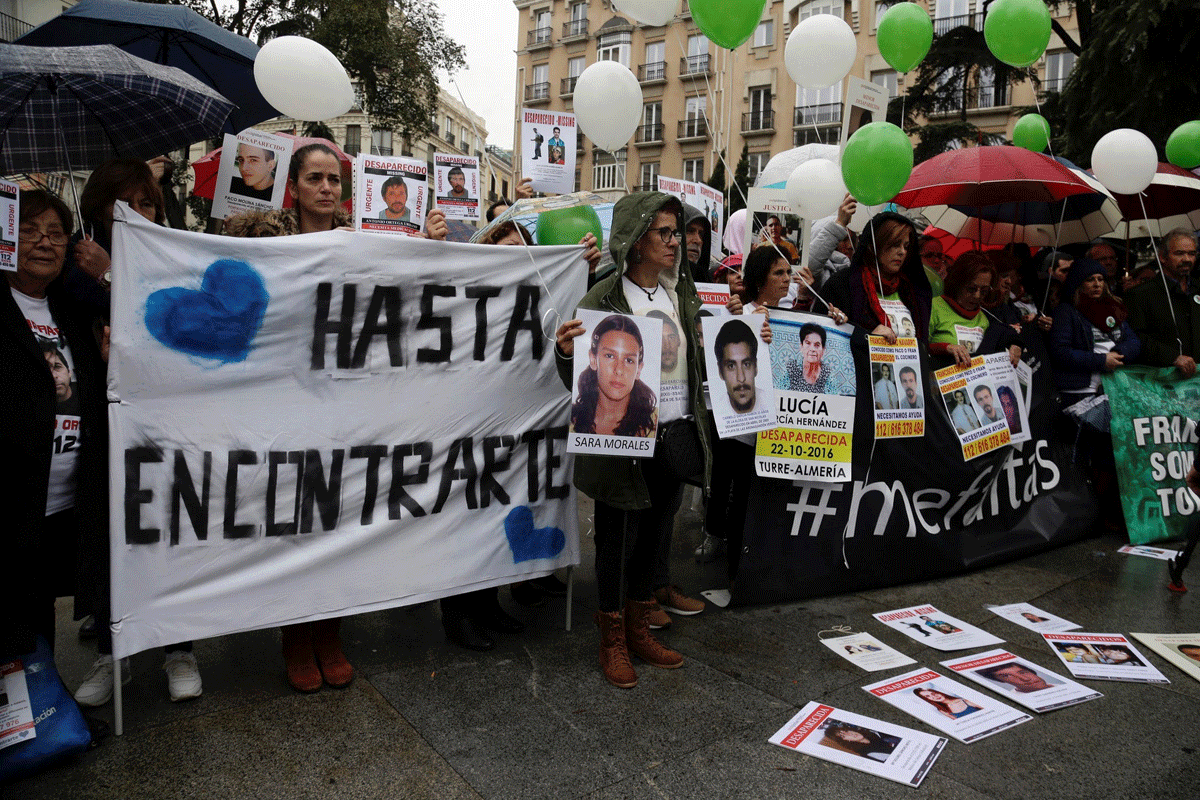 Un centenar de familiares y allegados de personas desaparecidas se han concentrado en el Congreso de los Diputados, con motivo del Día de las Personas Desaparecidas sin Causa Aparente.