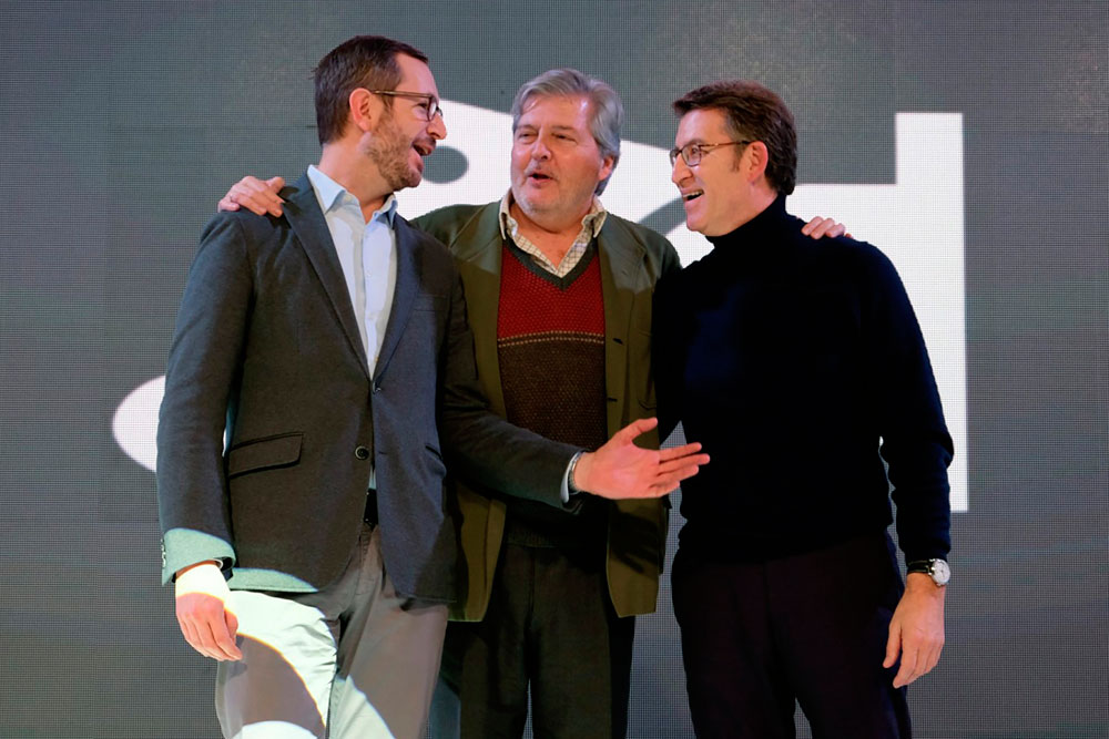 El ministro de Educación y Cultura, Iñigo Méndez de Vigo, entre Javier Maroto y el presidente de Galicia, Alberto Nuñez Feijóo