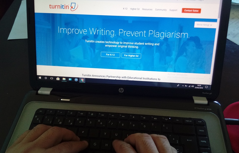 Turnitin es el software que utilizan varias universidades españolas para detectar el plagio. 