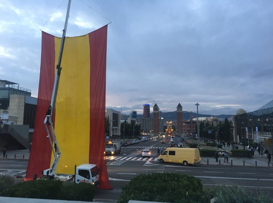 Vox despliega una bandera de España gigante en la Plaza España de Barcelona.