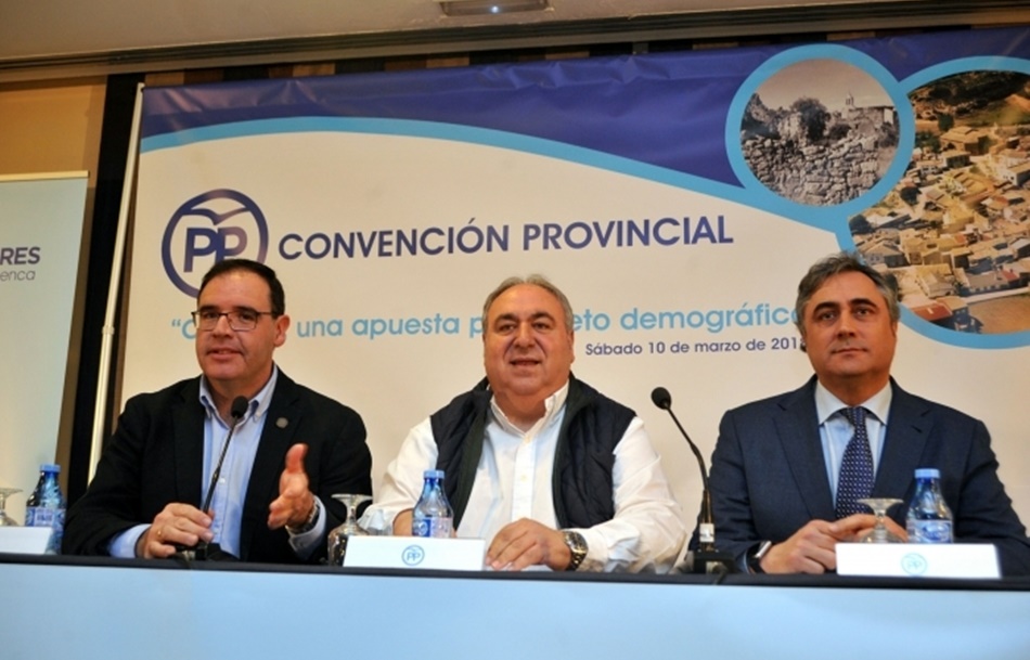 Vicente Tirado junto al presidente de la Diputación de Cuenca y el alcalde de la ciudad. 