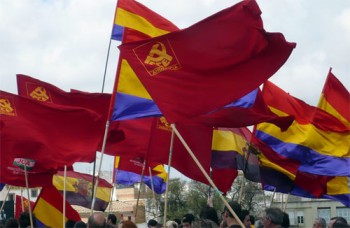 Banderas tricolor en las calles de Sevilla a favor de la República