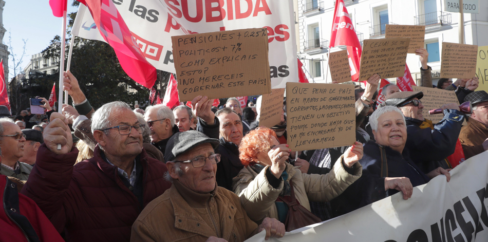 Centenares de pensionistas se concentran a las puertas del Congreso