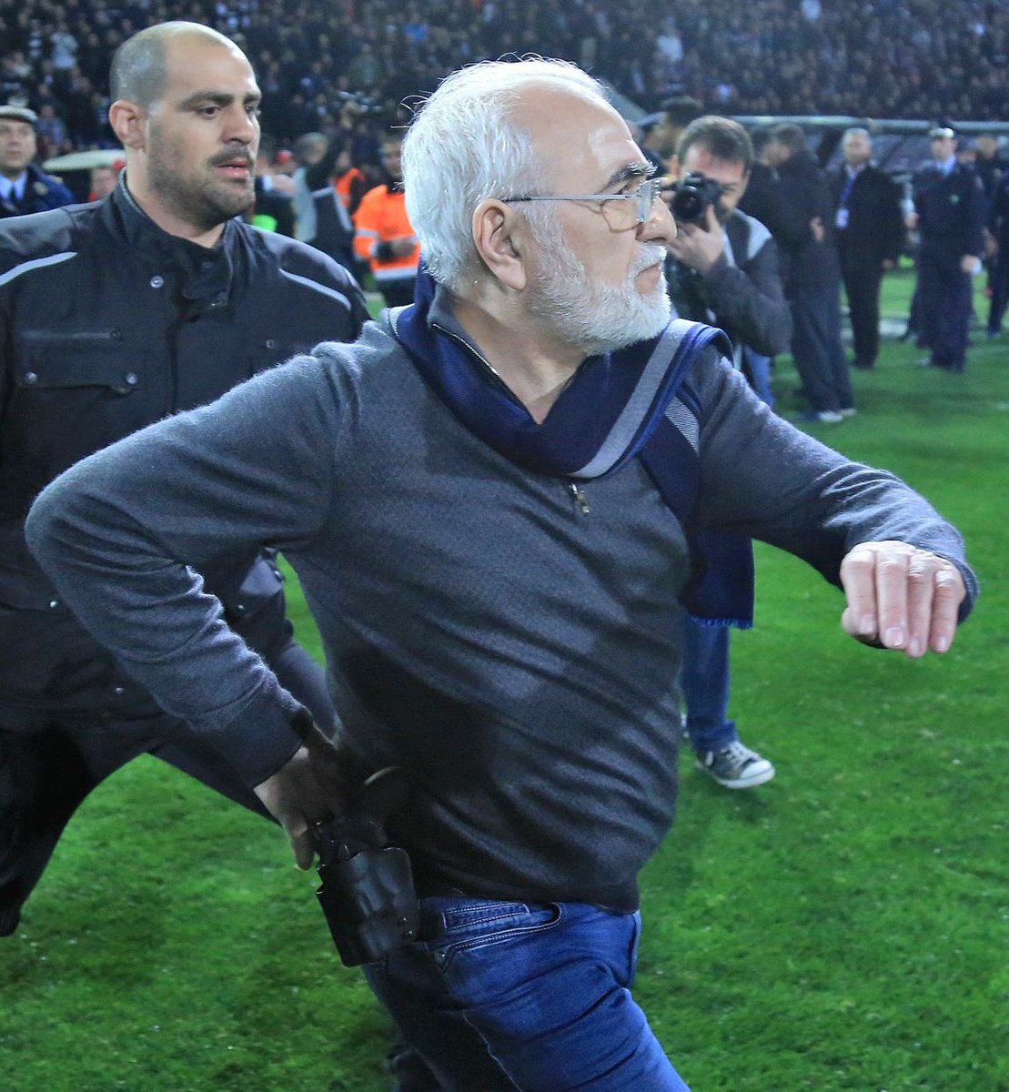 El presidente del PAOK, Ivan Savidis, salta al campo con una pistola.