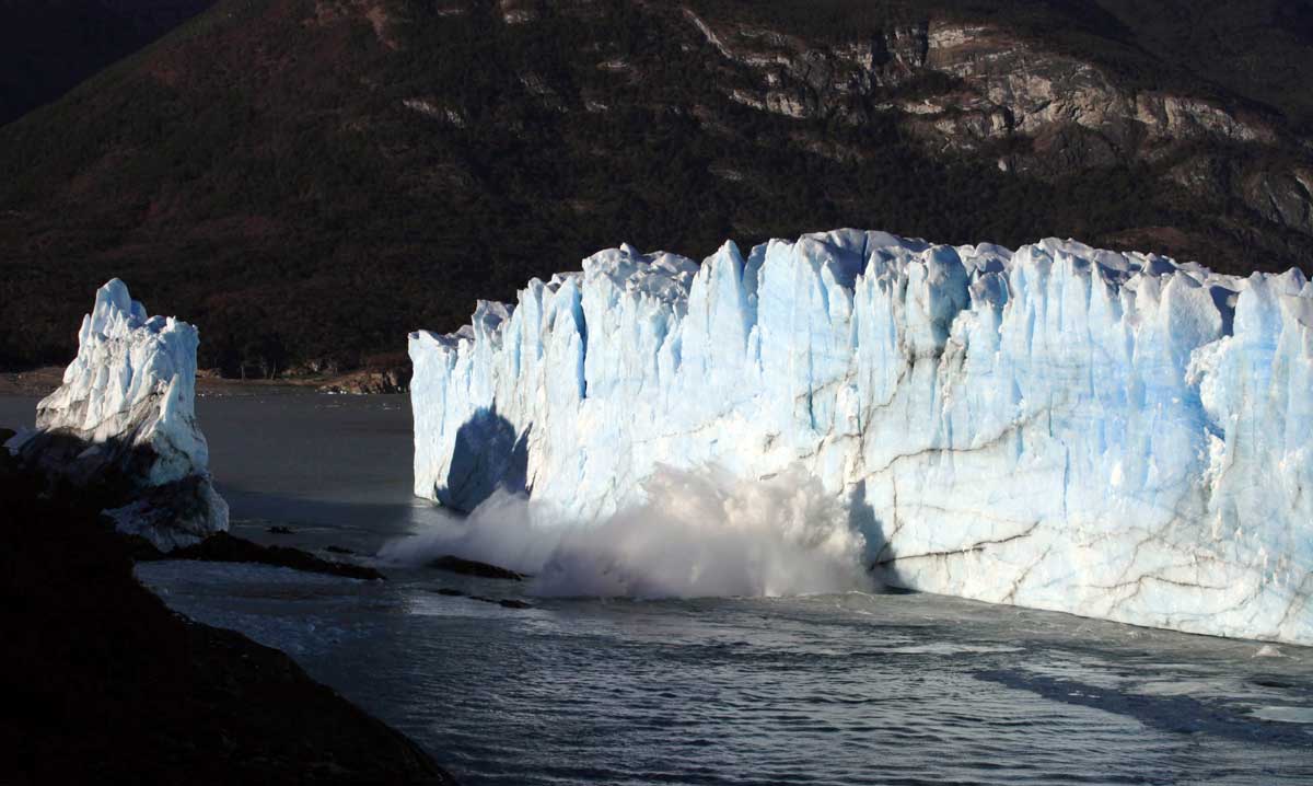 El glaciar Perito Moreno, en el Parque Nacional Los Glaciares, en el sur de Argentina, en su proceso de derrumbe. 