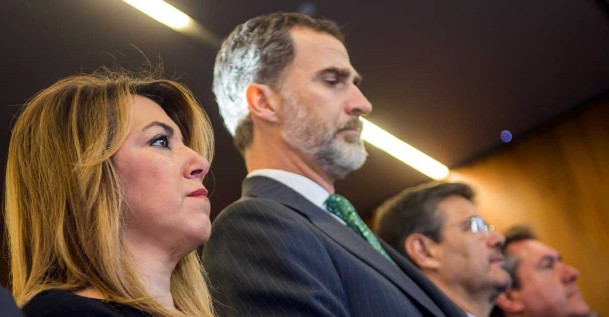 El Rey Felipe VI, la presidenta de la Junta de Andalucía, Susana Díaz (i), y el Ministro de Justicia, Rafael Catalá (d), han guardado un minuto de silencio en homenaje al niño Gabriel Cruz hoy en Sevilla. 