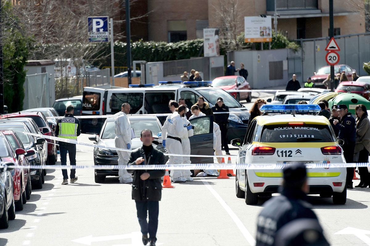 Agentes de la Policía Forense en la escena del tiroteo en Pozuelo de Alarcón