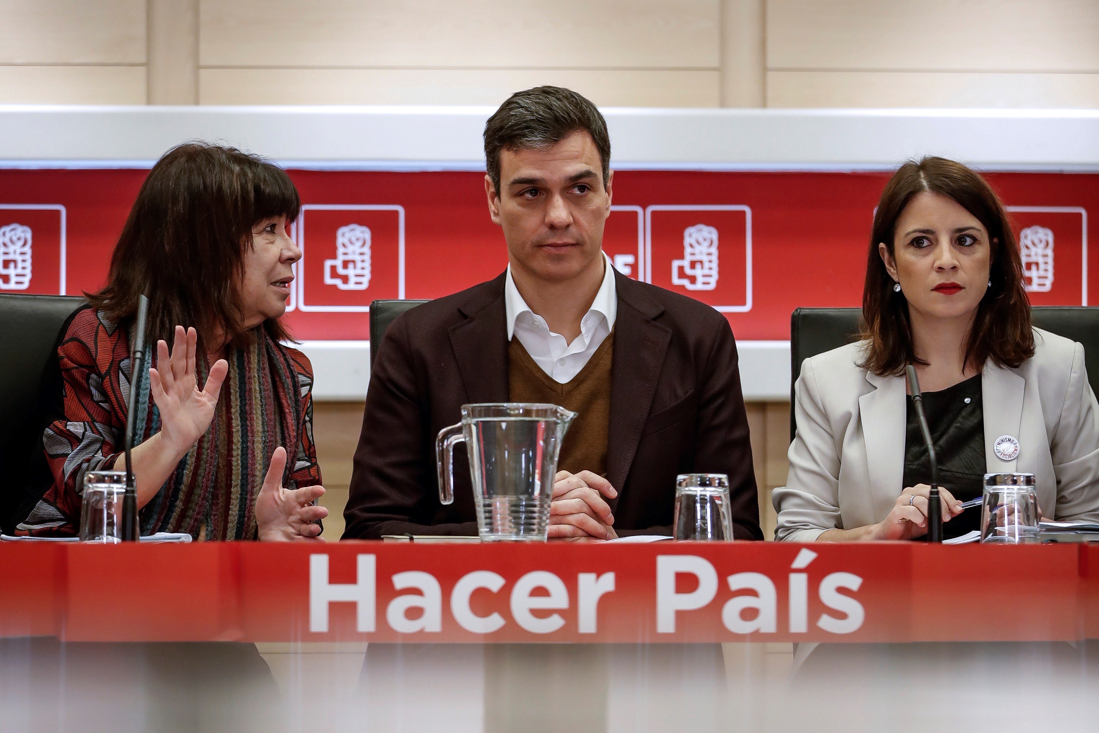 Pedro Sánchez flanqueado por Cristina Narbona y Adriana Lastra